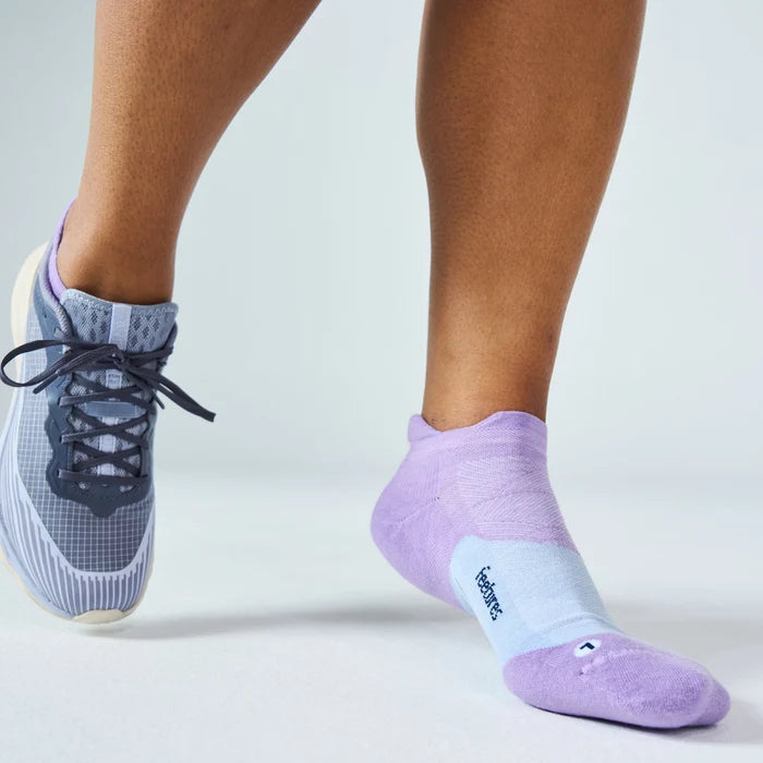 feetures merino 10 max cushion tab sock | lilac bloom