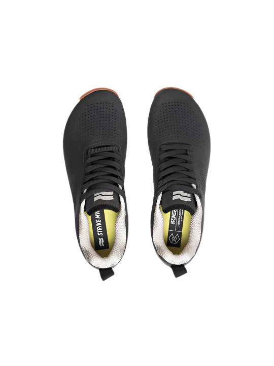 strike sueze trainer | matte black / gum