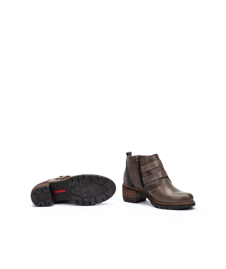 pikolinos san sebastia buckle women's | dark grey
