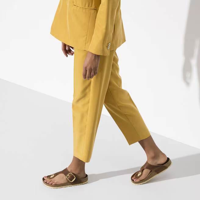 birkenstock gizeh big buckle women's | cognac
